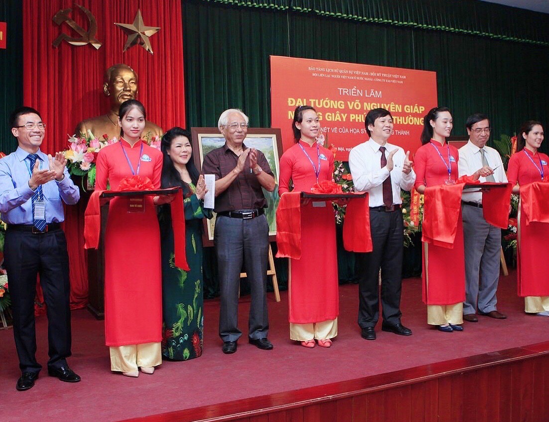Tổng Giám Đốc B. P Việt Anh cắt băng khai mạc triển lãm Quốc tế Đại tướng Võ Nguyên Giáp