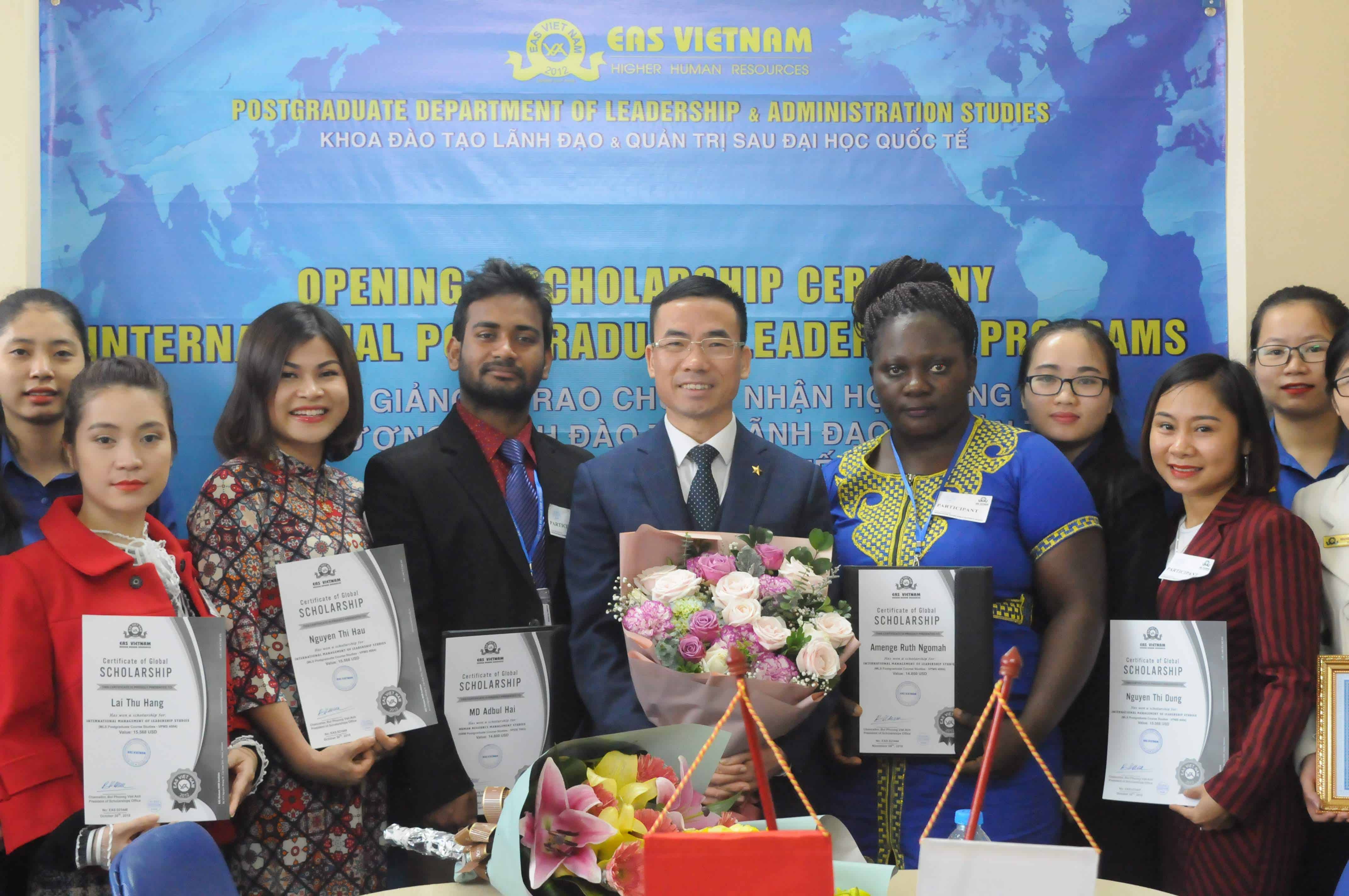 Tổng Giám Đốc B. P Việt Anh trao học bổng cho các học viên Lãnh đạo Sau Đại học
